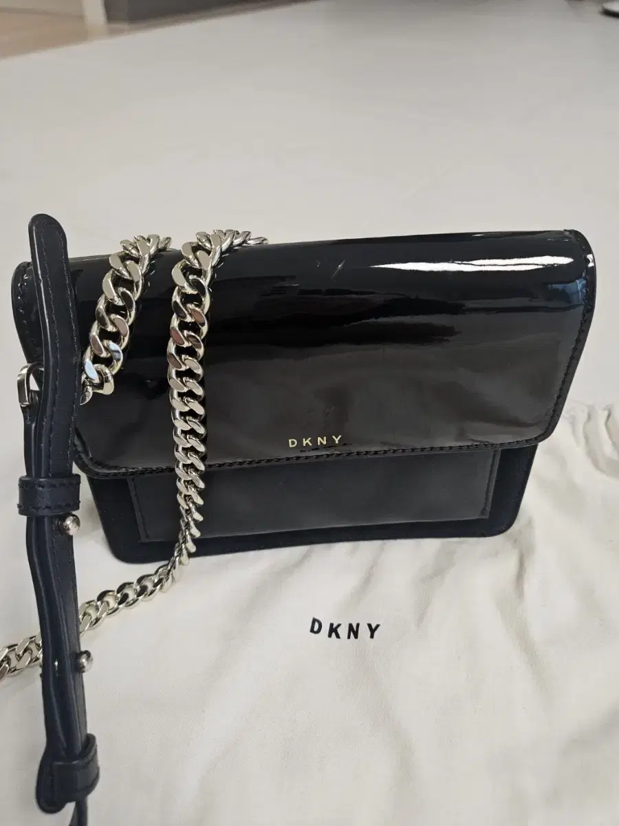 DKNY 크로스백